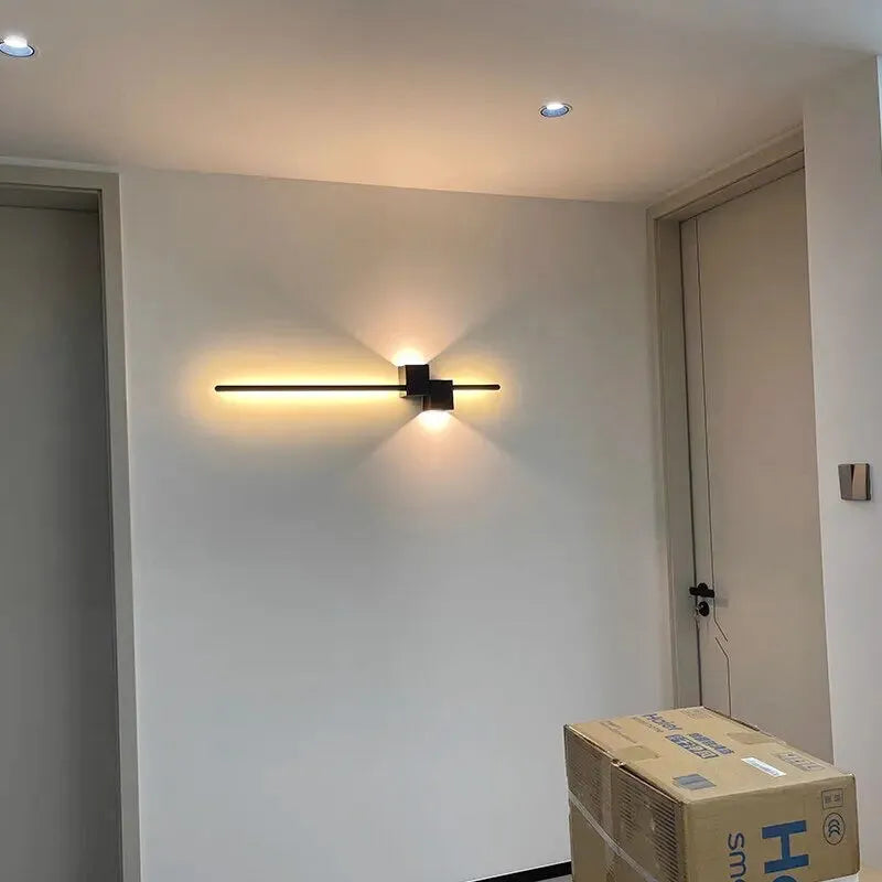 Applique murale LED linéaire Luminaire Essenza, design hôtel chic, 60-120 cm, éclairage moderne pour espace élégant.