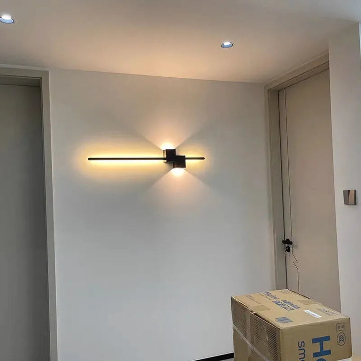Applique murale LED linéaire Luminaire Essenza, design hôtel chic, 60-120 cm, éclairage moderne pour espace élégant.