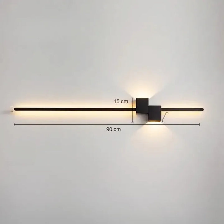 Applique murale LED linéaire Luminaire Essenza, design hôtel chic, longueur 90 cm, éclairage moderne pour intérieur élégant.