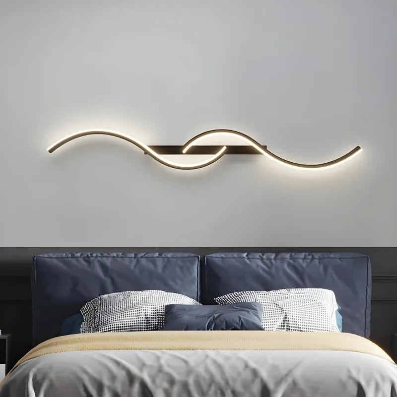 Applique murale LED longue, élégante, moderne et décorative de la marque Luminaire Essenza, éclairage mural sophistiqué.