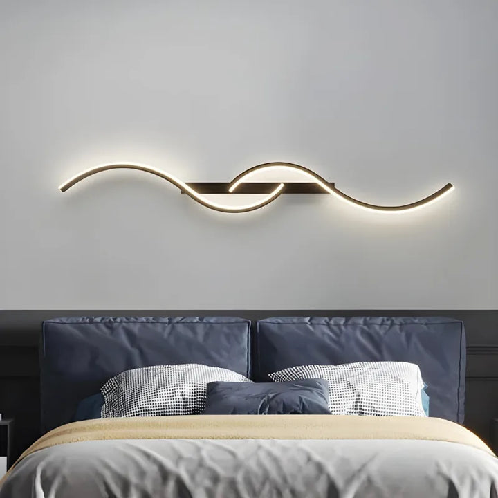 Applique murale LED longue, élégante, moderne et décorative de la marque Luminaire Essenza, éclairage mural sophistiqué.