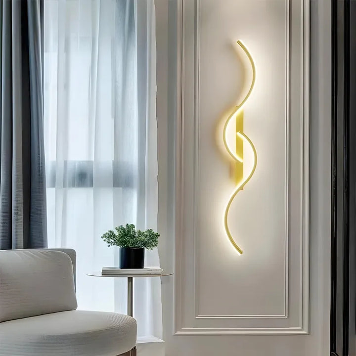 Applique murale LED longue, élégante et moderne de Luminaire Essenza, décorative pour un éclairage design dans la pièce.