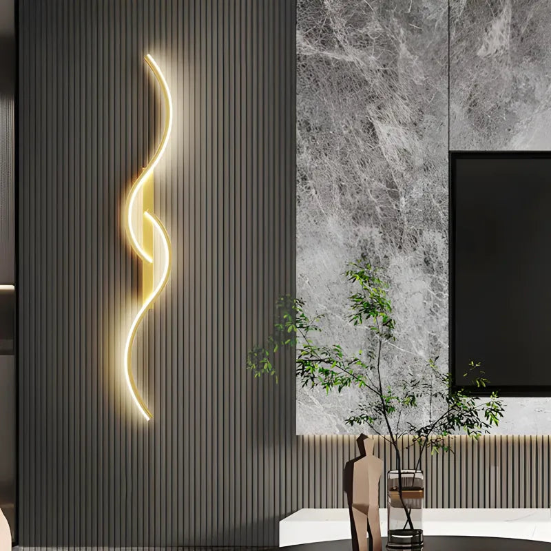 Applique murale LED longue, élégante et moderne, décorative, par Luminaire Essenza, fixée au mur avec design minimaliste.