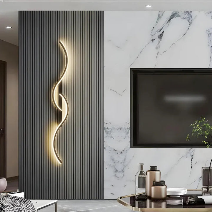 Applique murale LED Longiligne Luminaire Essenza, design moderne et élégant pour décoration intérieure.