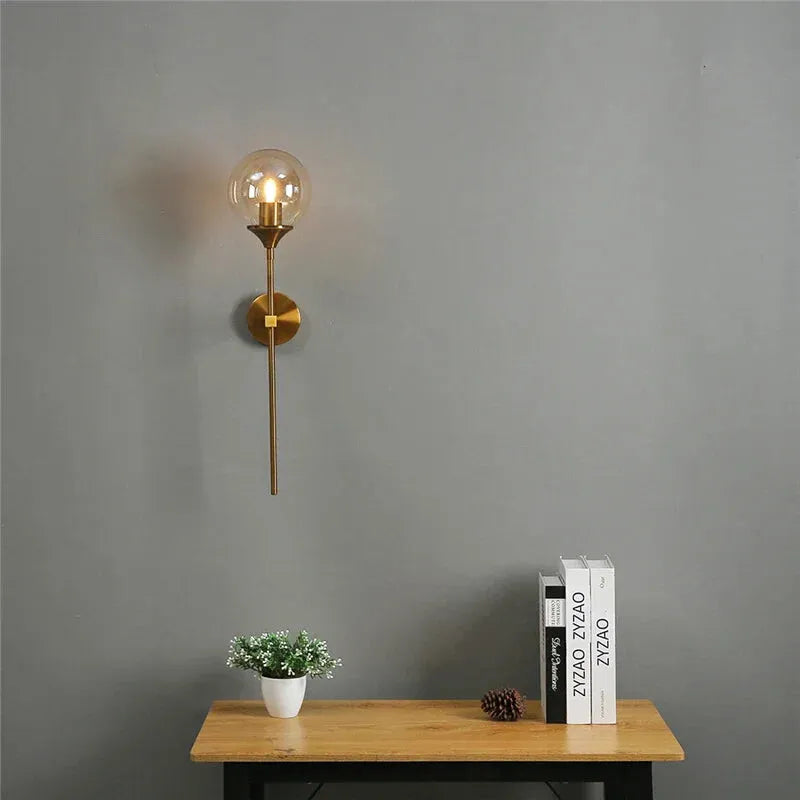 Applique murale LED longue blanche au design scandinave, moderne et élégante, par Luminaire Essenza.