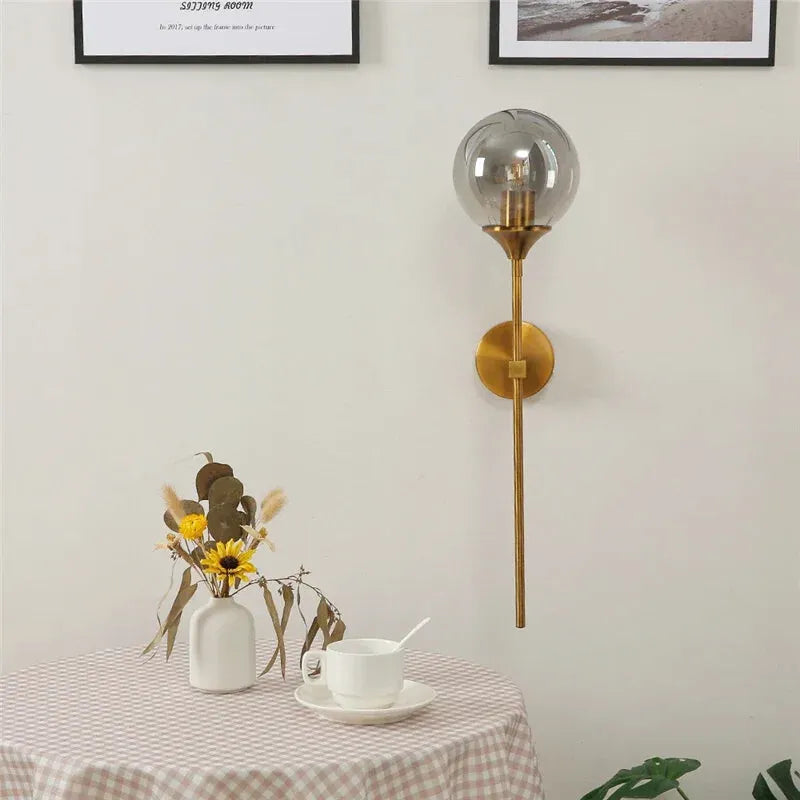 Applique murale LED longue Luminaire Essenza au design scandinave blanc, éclairage moderne et élégant pour intérieur.