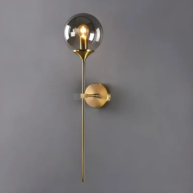 Applique murale LED longue au design scandinave blanc, lampe moderne et élégante de Luminaire Essenza pour intérieur.