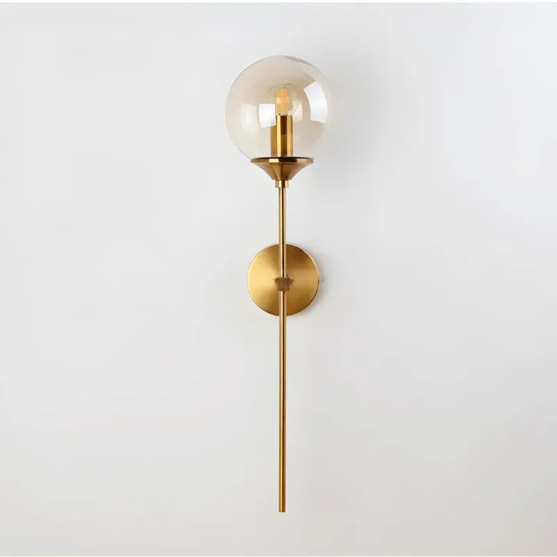 Applique murale LED longue au design scandinave de couleur cognac, luminaire moderne et élégant pour intérieur.