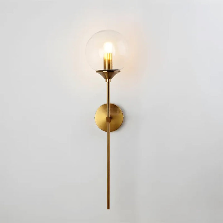 Applique murale LED longue Luminaire Essenza au design scandinave, finition transparente, éclairage moderne et épuré.