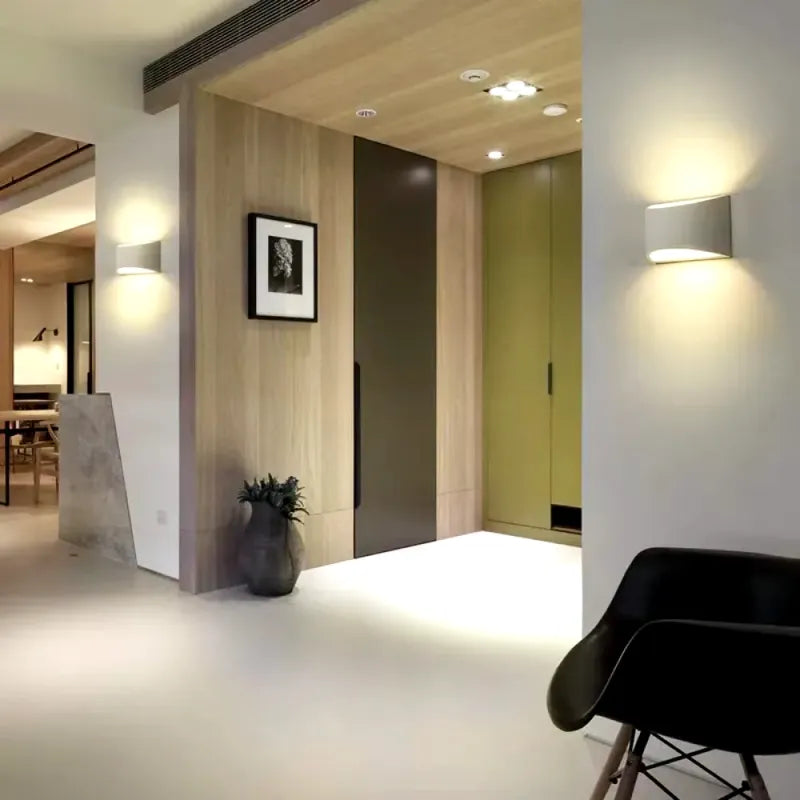 Applique murale LED luxueuse Luminaire Essenza avec éclairage blanc froid, design élégant, moderne et sophistiqué.