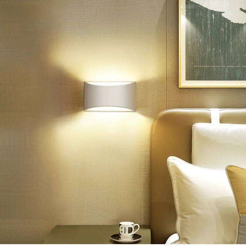 Applique murale LED luxueuse Luminaire Essenza avec éclairage blanc froid, design élégant et moderne pour décoration intérieure.