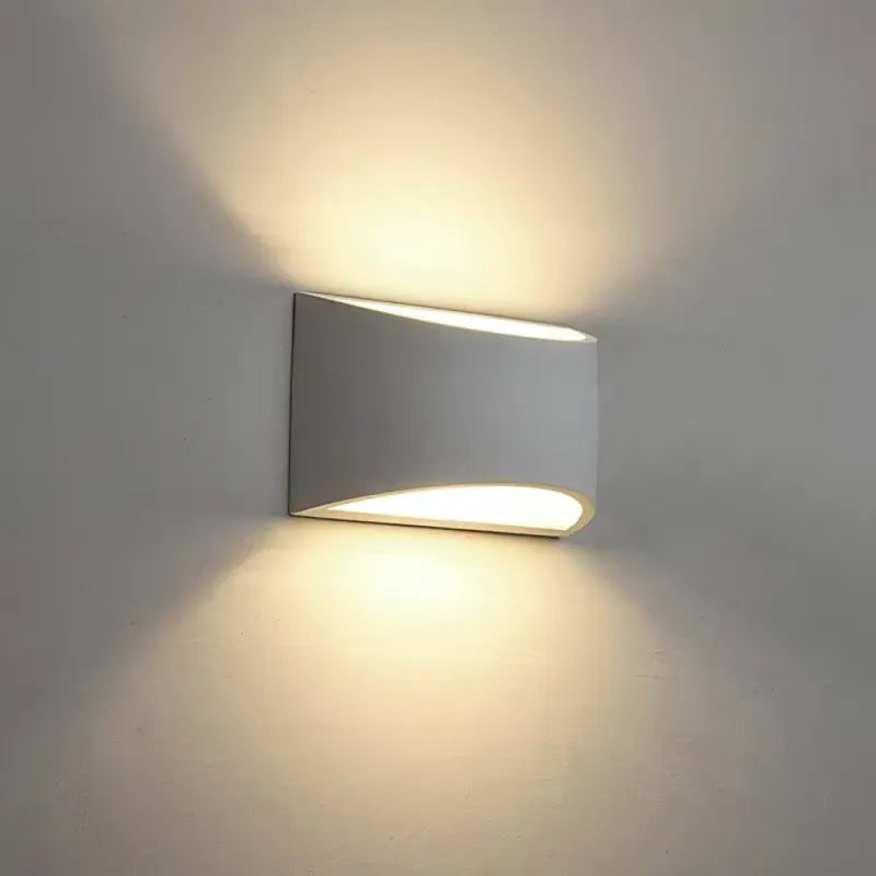 Applique murale LED luxueuse Luminaire Essenza avec éclairage blanc froid, design moderne, fixation murale élégante.