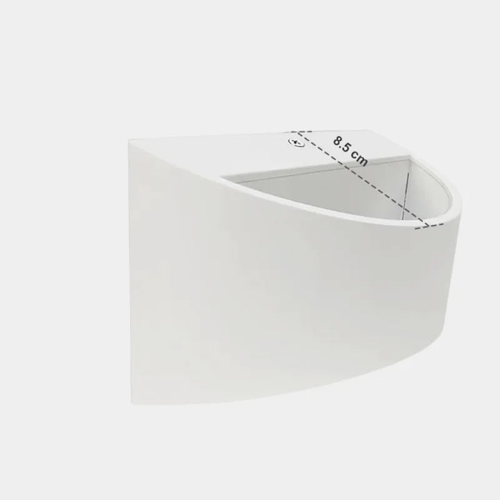 Applique murale LED luxueuse Luminaire Essenza avec éclairage blanc froid, design moderne et finition élégante.
