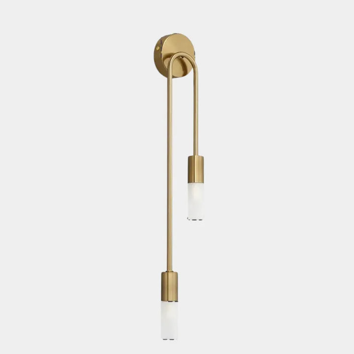 Applique murale LED minimaliste au design nordique et décoratif Luminaire Essenza, lumière douce sur mur blanc, côté gauche.