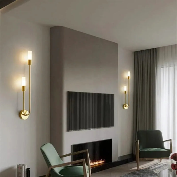 Applique murale LED minimaliste au design nordique et décoratif, lumière dorée, fixation gauche, marque Luminaire Essenza.
