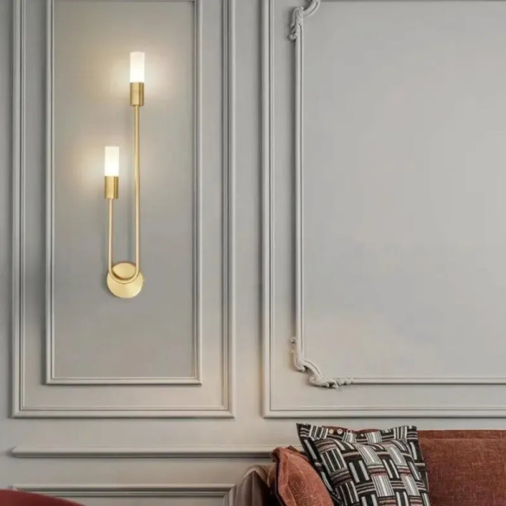 Applique murale LED minimaliste de Luminaire Essenza avec design nordique décoratif, lumière douce, fixation à gauche.