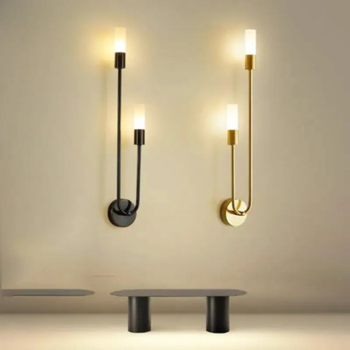 Applique murale LED minimaliste au design nordique et décoratif, éclairage or sur le côté gauche, par Luminaire Essenza