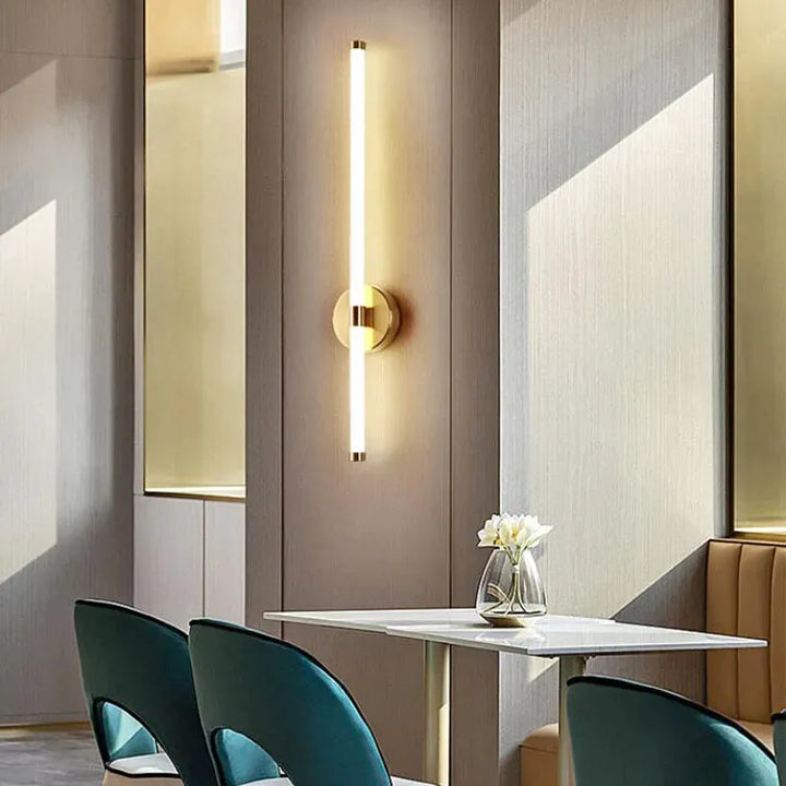 Applique murale LED minimaliste de luxe Luminaire Essenza au design nordique moderne et élégant dans un intérieur contemporain.