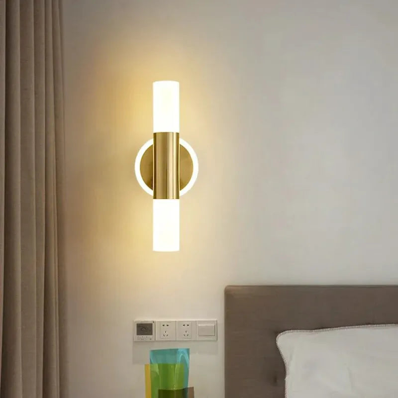 Applique murale LED minimaliste moderne Luminaire Essenza avec double extrémité, finition or et blanc chaud.