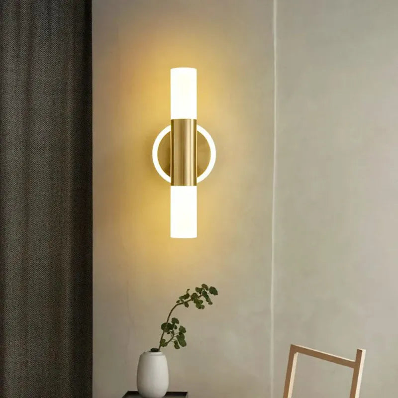 Applique murale LED minimaliste moderne Luminaire Essenza avec double extrémité, finition blanche et lumière blanc chaud.