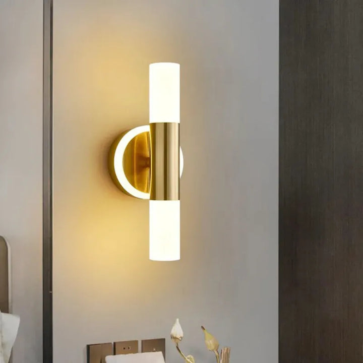 Applique murale LED minimaliste moderne Luminaire Essenza avec double extrémité, finition or et blanc chaud.