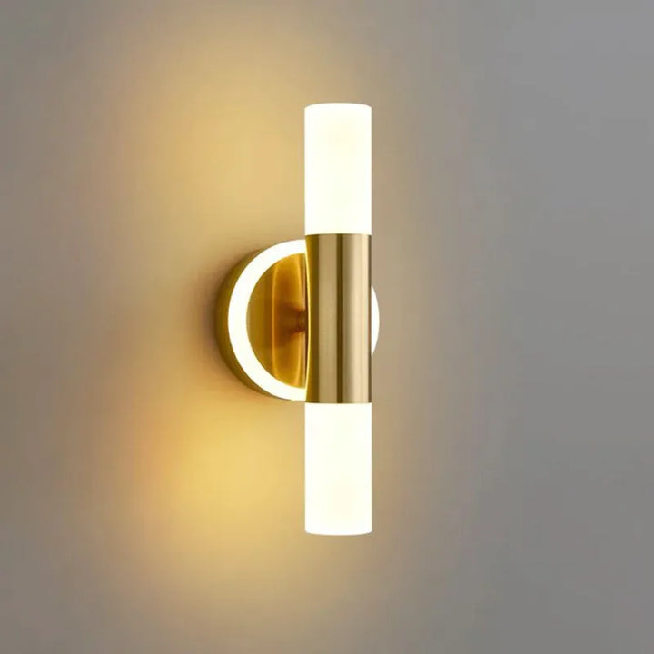 Applique murale LED minimaliste moderne à double extrémité, finition or et blanc chaud, éclairage élégant pour intérieur.