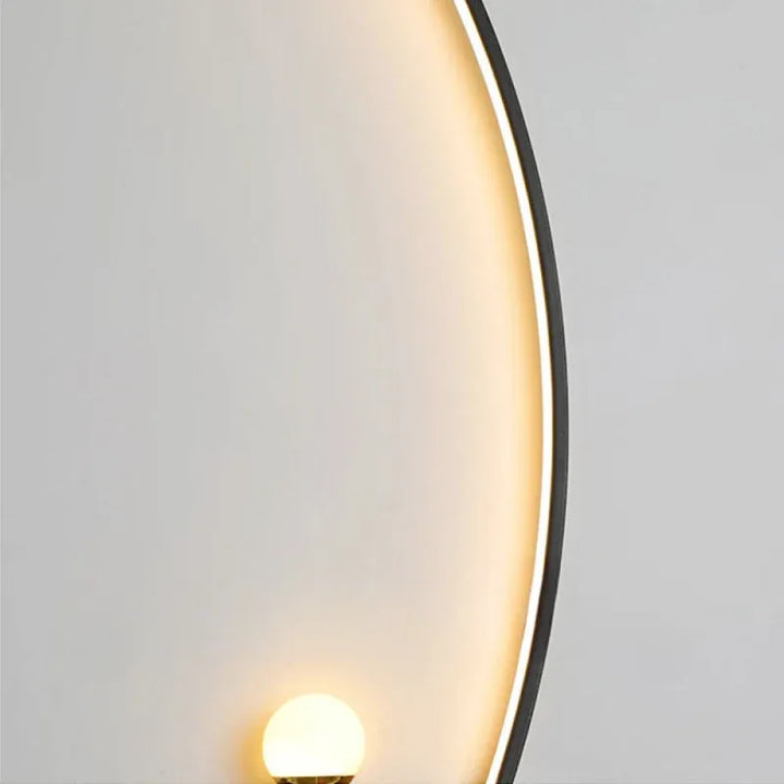 Applique murale LED moderne et minimaliste en forme d'arc de cercle, éclairage d'intérieur élégant de la marque Luminaire Essenza.