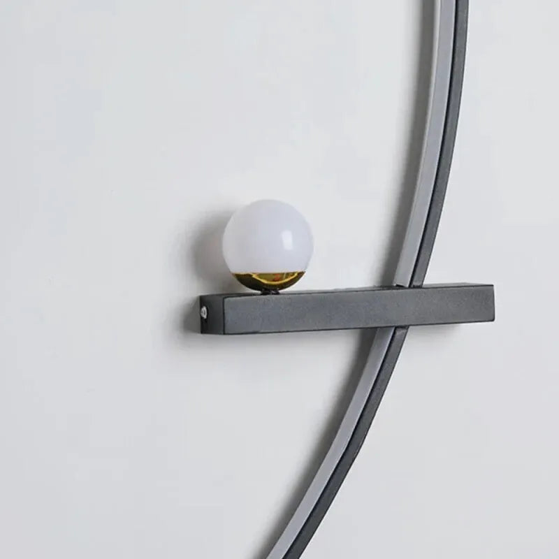 Applique murale LED minimaliste moderne en forme d'arc de cercle, de marque Luminaire Essenza, éclairage décoratif élégant.