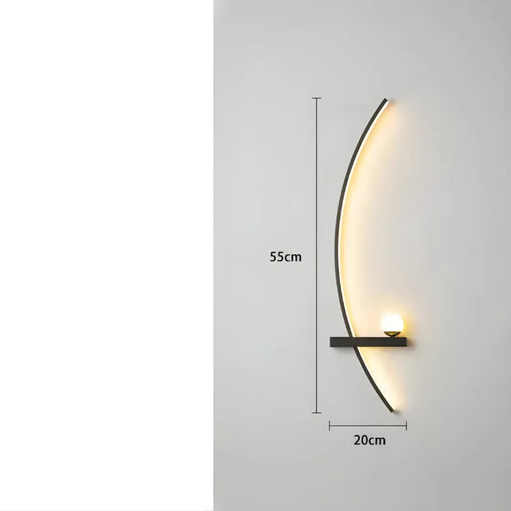 Applique murale LED moderne en forme d'arc de cercle, design minimaliste de Luminaire Essenza, éclairage élégant pour intérieur.