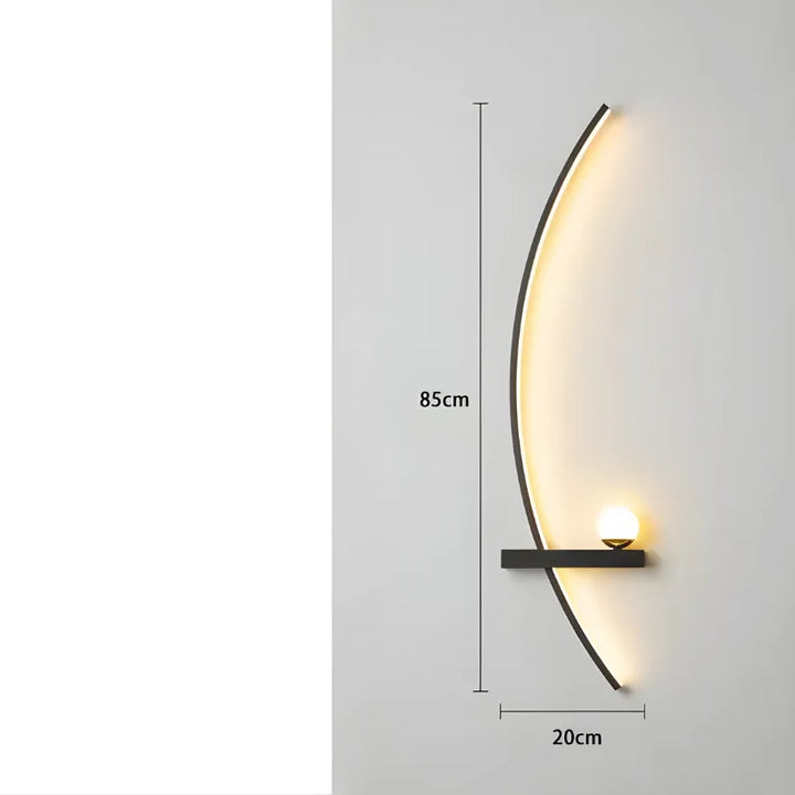 Applique murale LED minimaliste moderne en forme d'arc de cercle, lumineuse, design épuré, de la marque Luminaire Essenza.