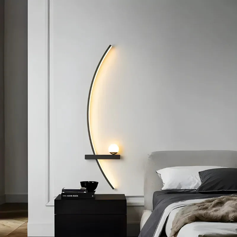 Applique murale LED moderne en arc de cercle, design minimaliste, éclairage élégant pour décoration intérieure.