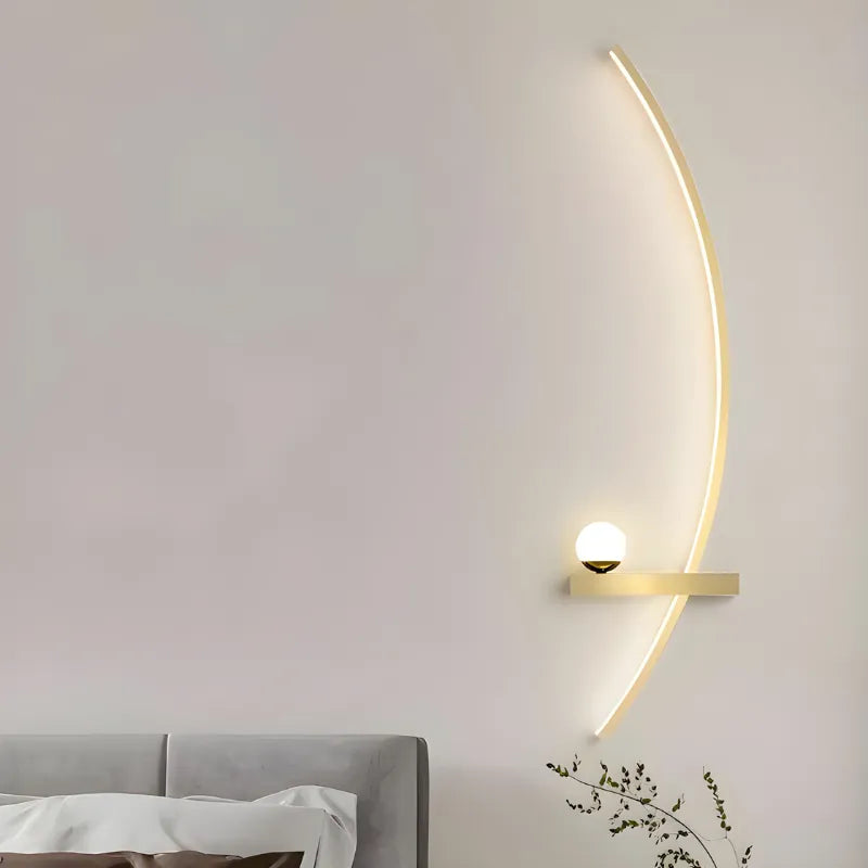 Applique murale LED minimaliste moderne en arc de cercle de Luminaire Essenza, éclairage élégant pour intérieur contemporain.