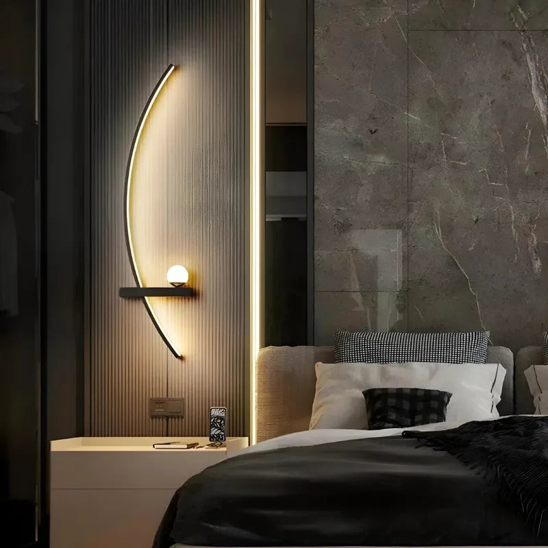 Applique murale LED minimaliste moderne en forme d'arc de cercle, design élégant de Luminaire Essenza, éclairage d'intérieur.