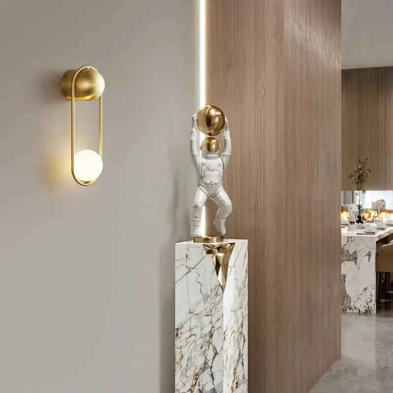 Applique murale LED minimaliste moderne Luminaire Essenza avec boule suspendue, blanc chaud 2700-3500K, design élégant.