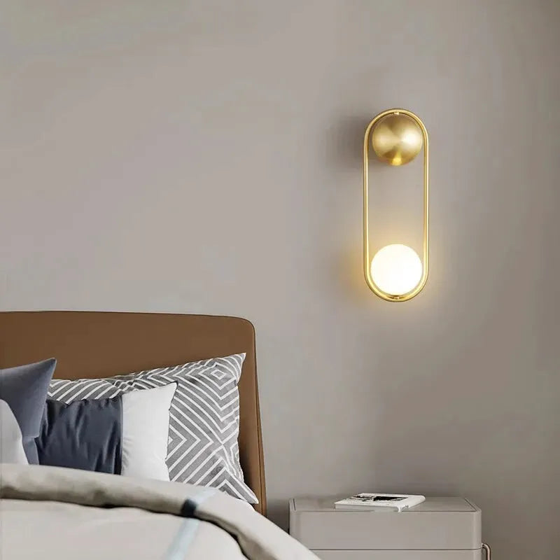 Applique murale LED moderne Luminaire Essenza avec boule suspendue en or et blanc chaud, éclairage chaud 2700-3500K.