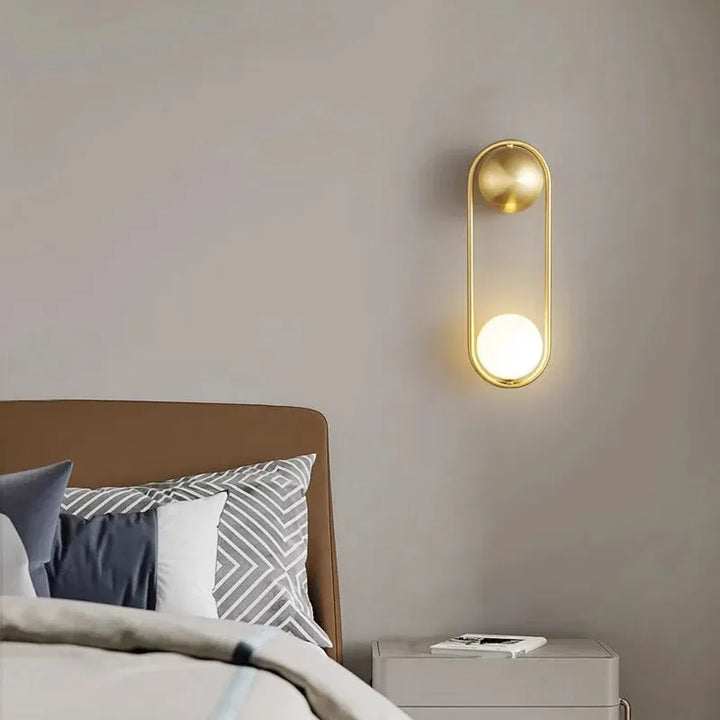 Applique murale LED moderne Luminaire Essenza avec boule suspendue en or et blanc chaud, éclairage chaud 2700-3500K.