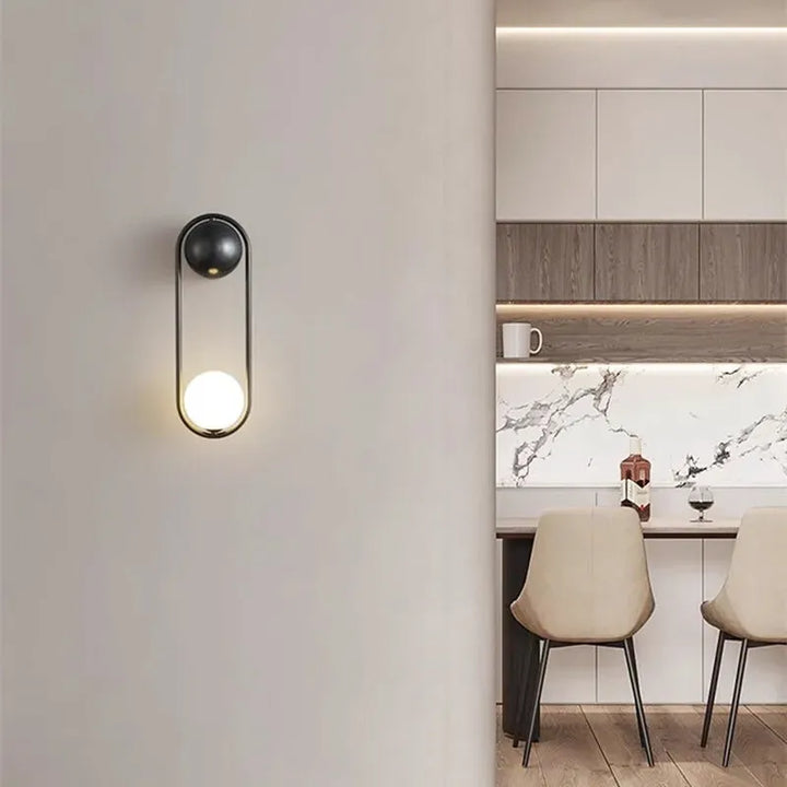 Applique murale LED minimaliste Luminaire Essenza, boule suspendue blanche avec lumière chaude 2700-3500K.