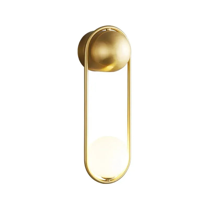 Applique murale LED moderne minimaliste avec boule suspendue en or et blanc chaud, Luminaire Essenza, éclairage élégant et discret.