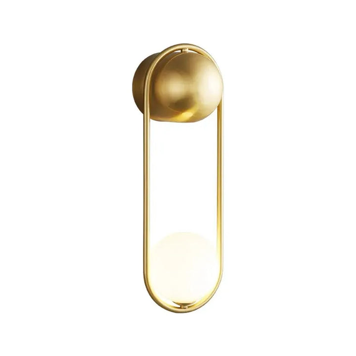Applique murale LED moderne minimaliste avec boule suspendue en or et blanc chaud, Luminaire Essenza, éclairage élégant et discret.