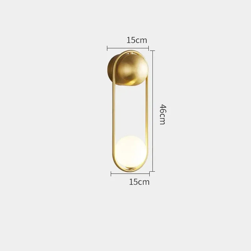 Applique murale LED minimaliste moderne avec boule suspendue blanche et or, lumière blanc chaud 2700-3500K, marque Luminaire Essenza