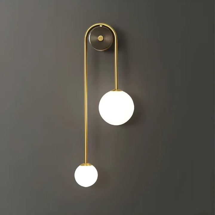 Applique murale LED minimaliste nordique Luminaire Essenza avec double sphère blanche à lumière froide, design décoratif moderne.