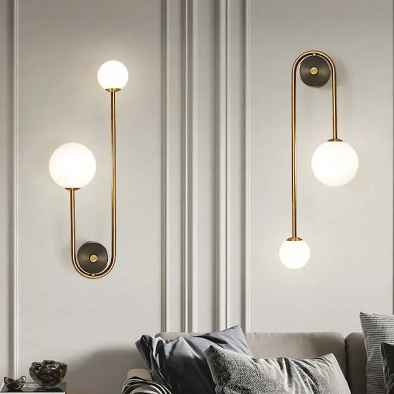 Applique murale LED minimaliste Nordique Luminaire Essenza, double sphère blanche froide, décoration moderne pour mur intérieur.