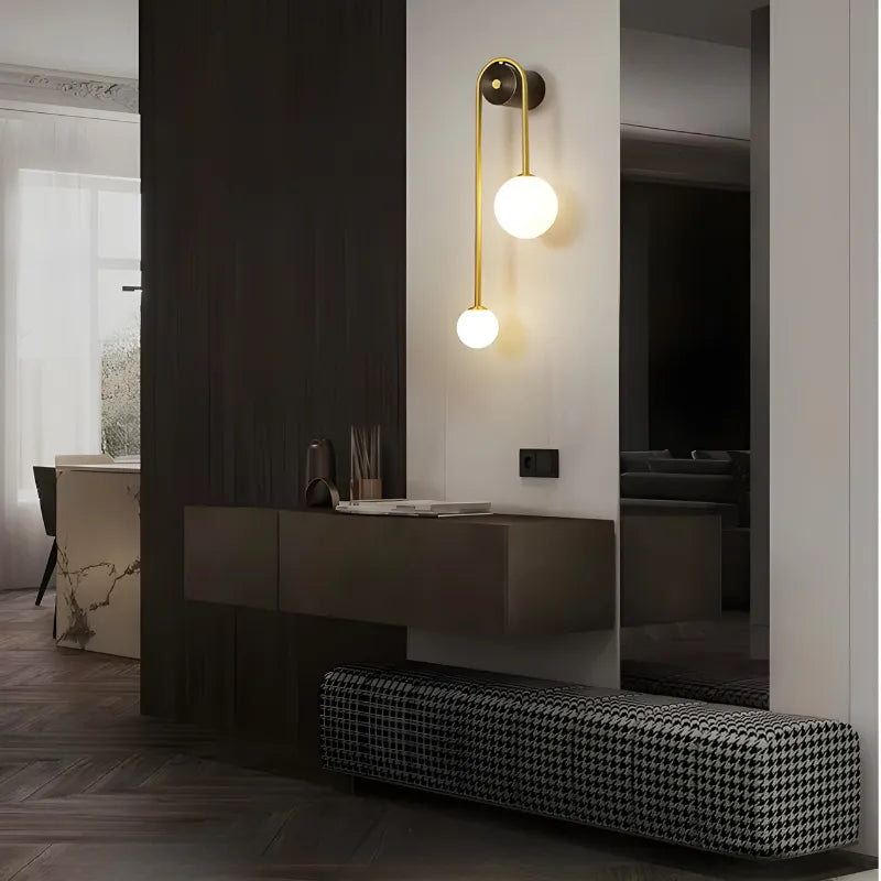 Applique murale LED minimaliste Nordique Luminaire Essenza, double sphère blanche froide, design décoratif moderne pour intérieur.