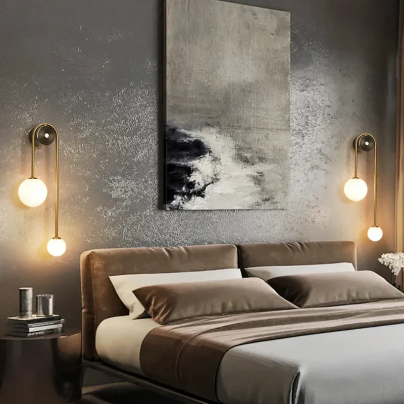 Applique murale LED minimaliste Nordique Luminaire Essenza avec double sphère, lumière blanche froide, design décoratif moderne.