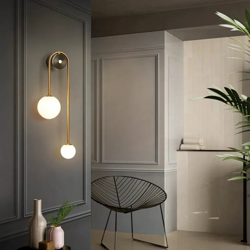 Applique murale LED minimaliste Nordique Luminaire Essenza avec double sphère blanche à lumière froide, design décoratif.