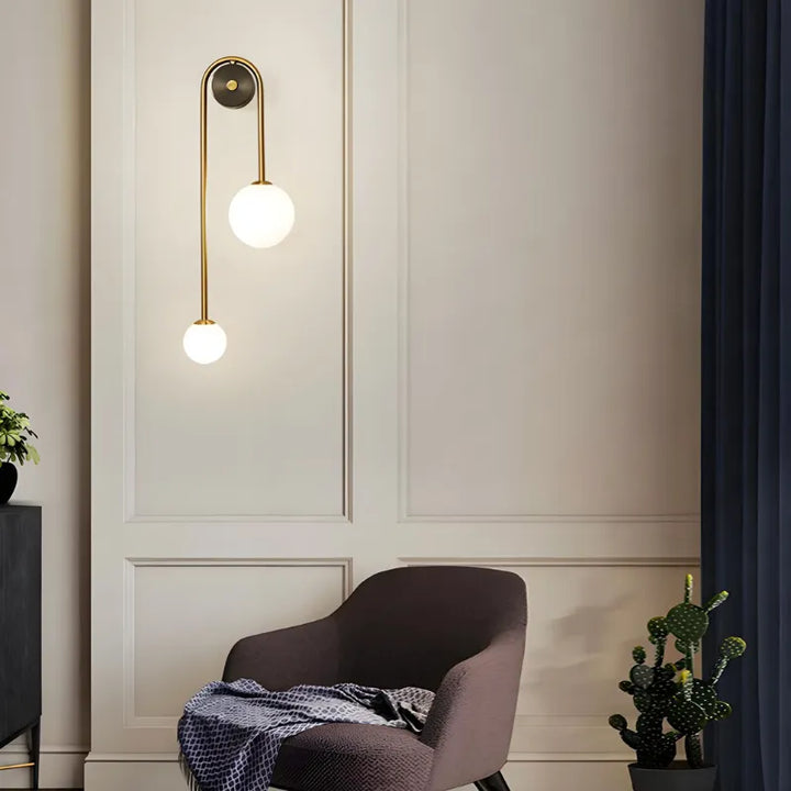 Applique murale LED minimaliste Nordique Luminaire Essenza avec double sphère blanche froide, design décoratif moderne.
