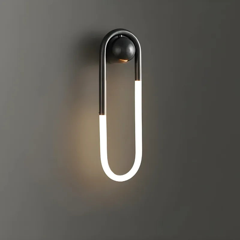 Applique murale LED minimaliste Luminaire Essenza, design suspendu en or et blanc chaud, éclairage moderne et élégant.