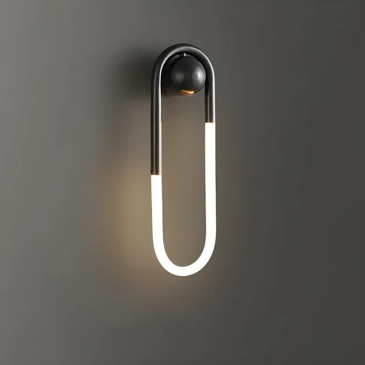 Applique murale LED minimaliste Luminaire Essenza, design suspendu en or et blanc chaud, éclairage moderne et élégant.