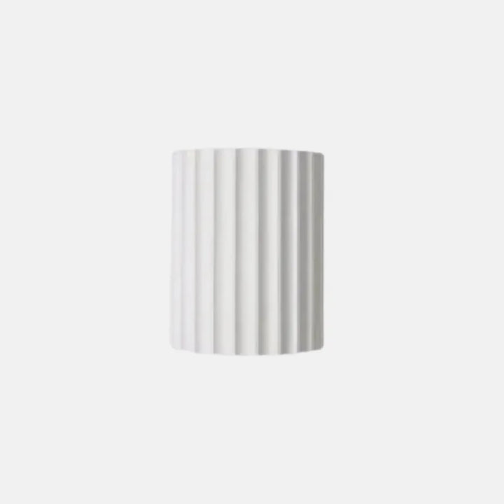 Applique murale LED minimaliste en résine Macaron blanc chaud, style nordique, par Luminaire Essenza, pour décoration moderne.