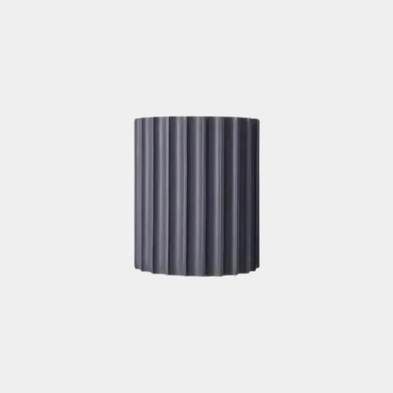 Applique murale LED minimaliste en résine Macaron de Luminaire Essenza, design nordique gris et blanc chaud.